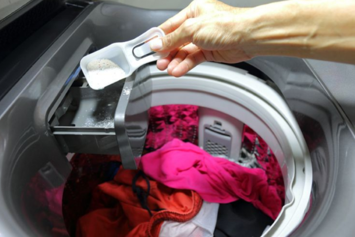Nejčastější chybou při praní prádla je dávkování pracího prostředku. Víte, jak jej dávkovat správně?
